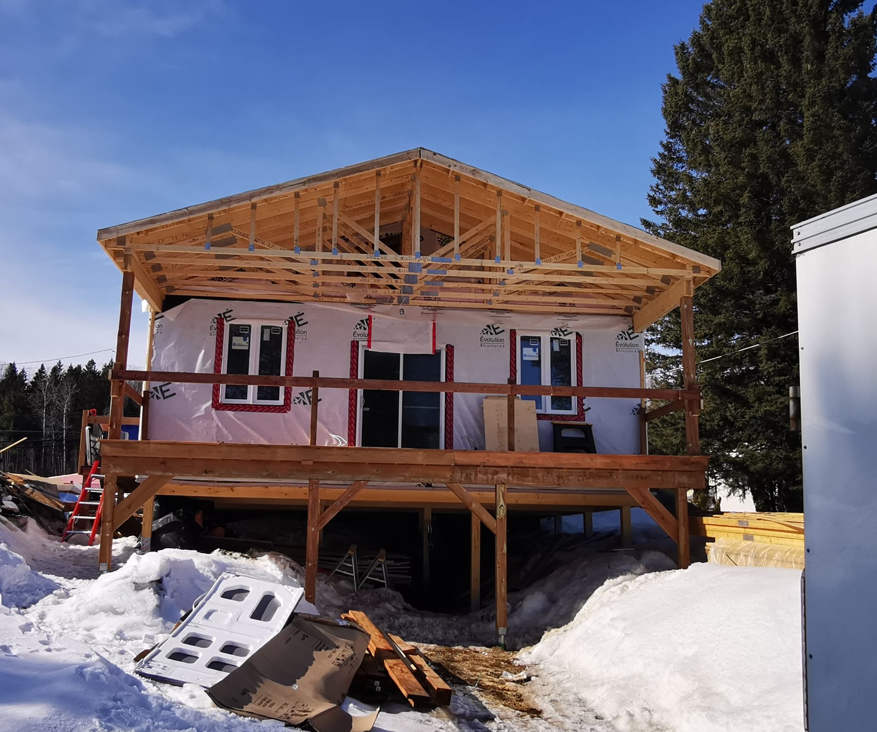Structure et fermes de toit d'une rallonge en chantier d'hiver, Saint-Côme