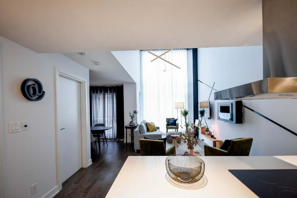 Aire ouverte contemporaine avec cuisine, séjour et mezzanine
