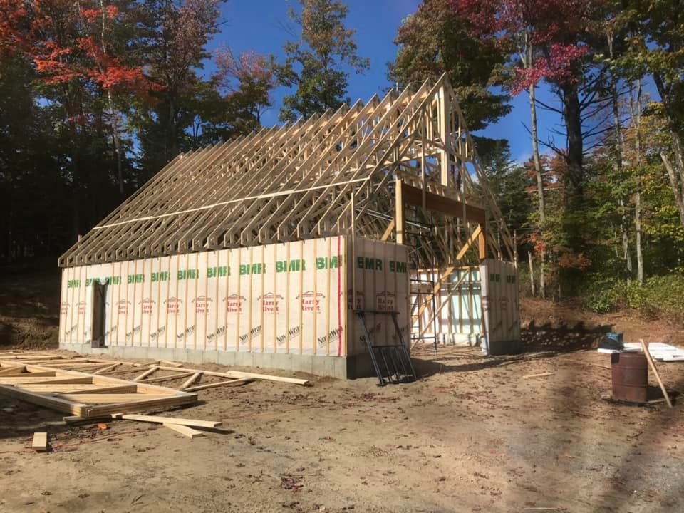Ossature de bois et fermes de toit en cours d'érection